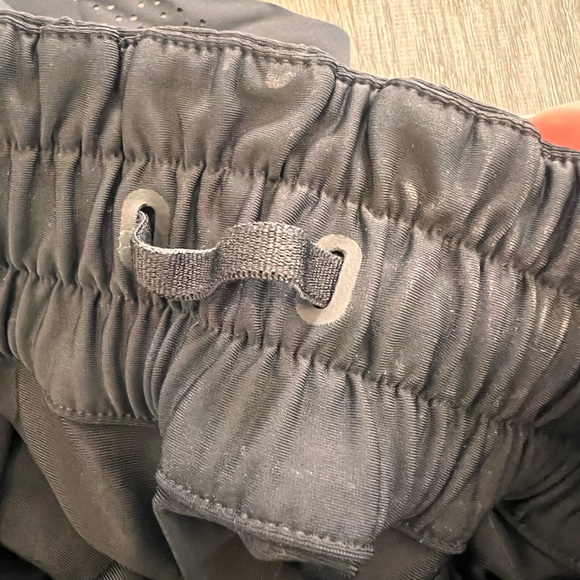 EUC LULULEMON HOTTY TOTTY SHORTS SIZE 6 - Picture 4 of 4